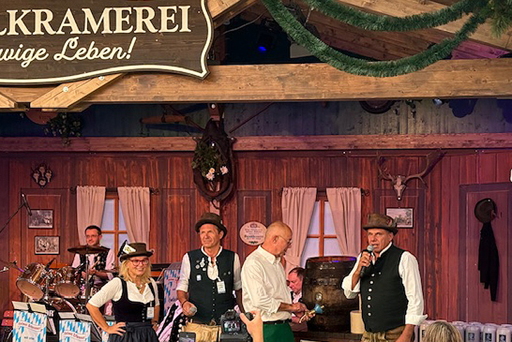 Anstich in der Boandlkramerei am 20.09.2025 durch Schauspieler Alexander Duda (©Foto: Klaus Ikenmeyer) 
